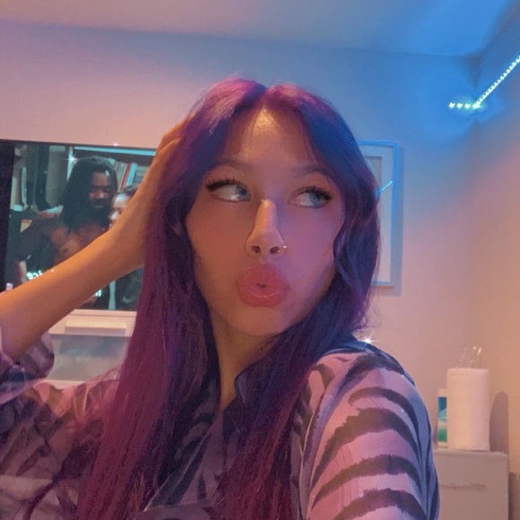 Meet your Posher, Hi! I’m Stefany 💜 - Picture 3 of 7